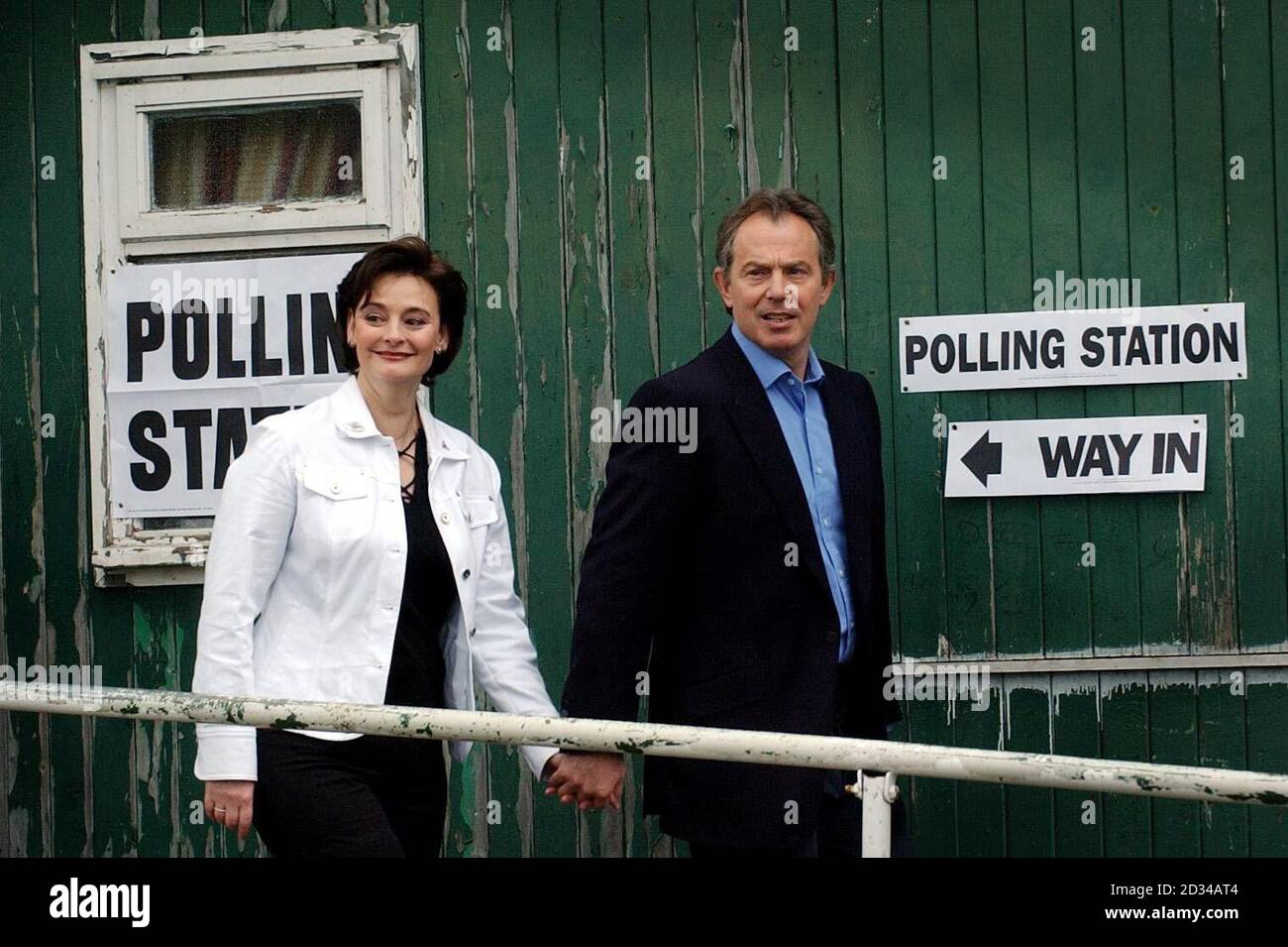 Il primo ministro britannico Tony Blair e sua moglie Cherie lasciano un seggio a Trimdon, nella sua circoscrizione di Sedgefield, dopo aver votato alle elezioni generali. Foto Stock