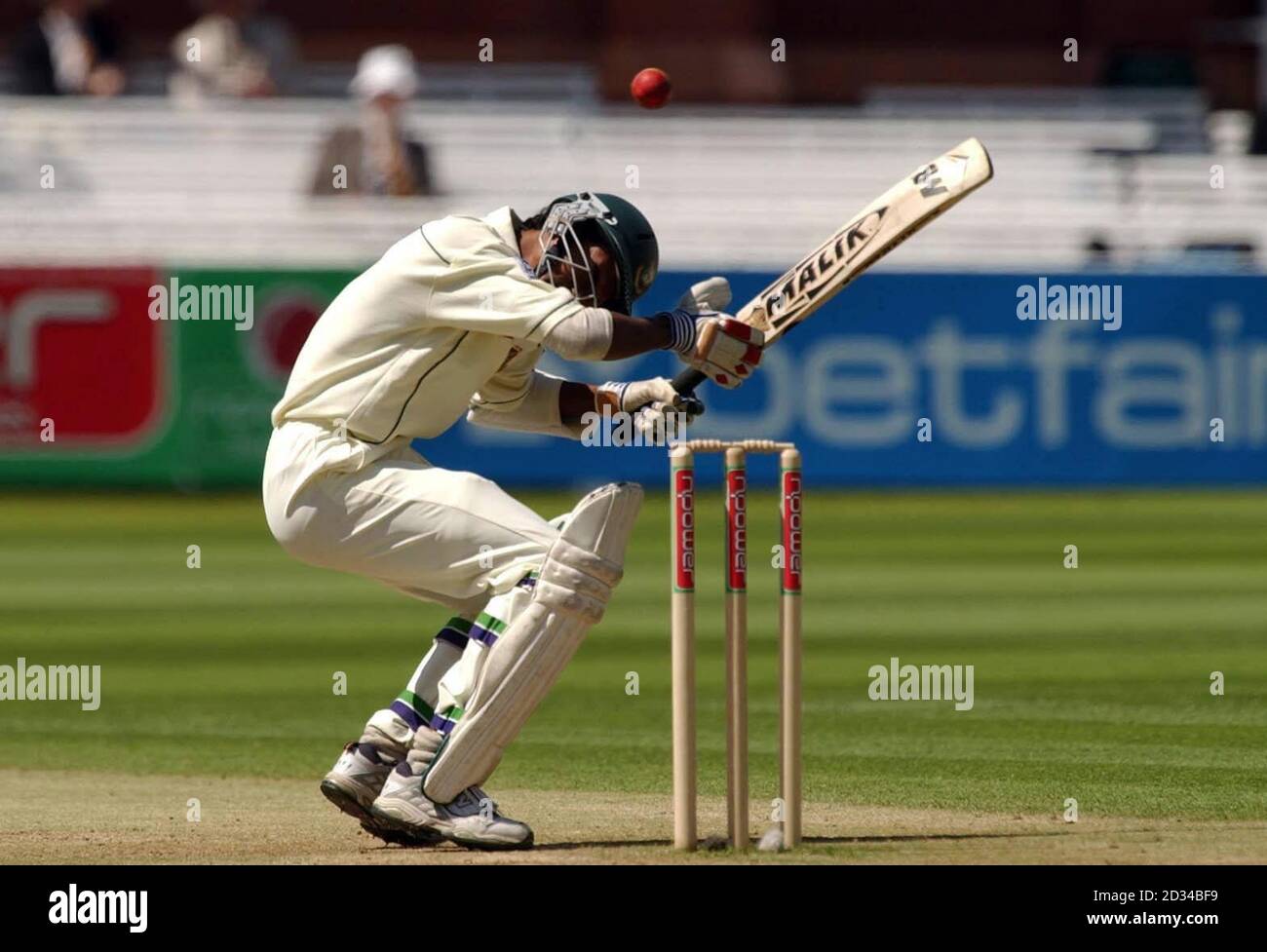 Anwar Hossain del Bangladesh anatra un rimbalzatore di Andrew Flintoff in Inghilterra. Foto Stock