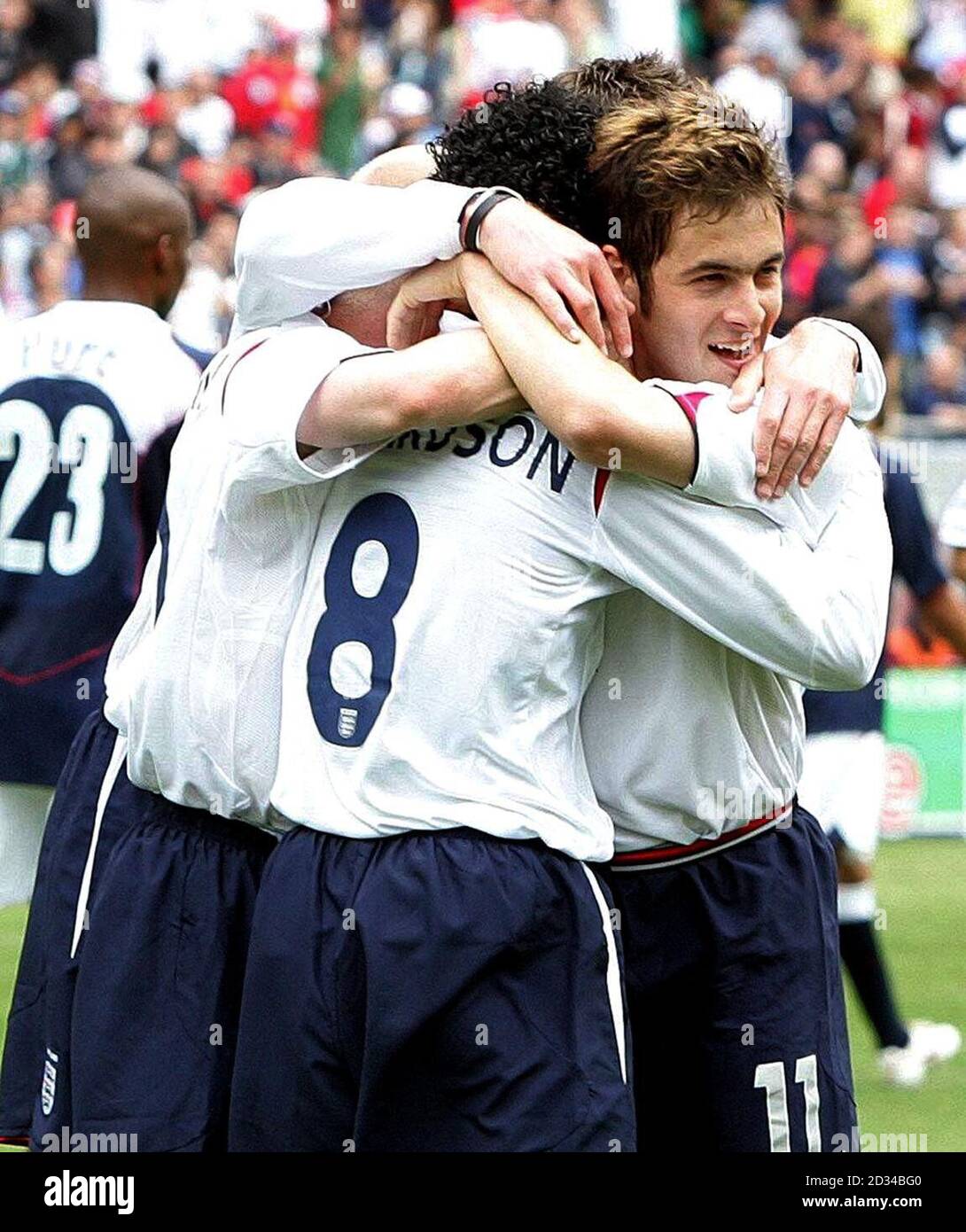 Il Kieran Richardson (C) dell'Inghilterra festeggia con i compagni di squadra dopo aver segnato il suo secondo gol. Foto Stock