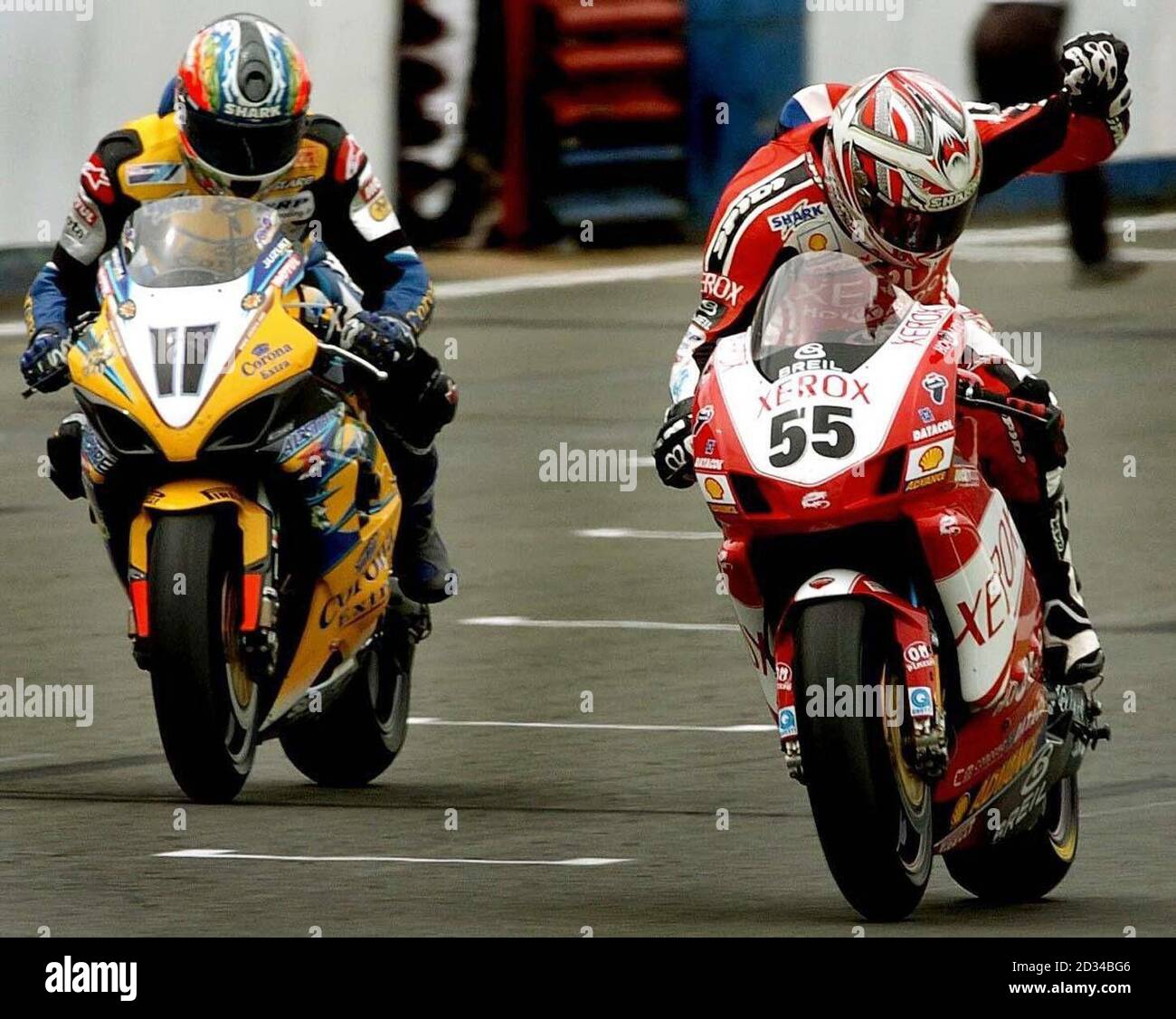 Il francese Regis Laconi (R) festeggia mentre batte l'australiano Troy  Corser (L) per vincere gara uno Foto stock - Alamy