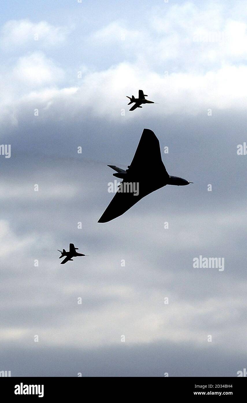 Il Vulcan Bomber (centro) continua il suo tour di addio con una mostra al Great Yorkshire Air Show presso il Church Fenton Airfield vicino York. Foto Stock