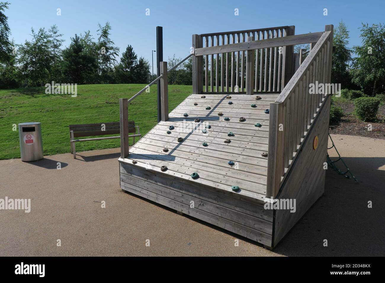 Una struttura in legno per arrampicata sul parco giochi per bambini Foto Stock