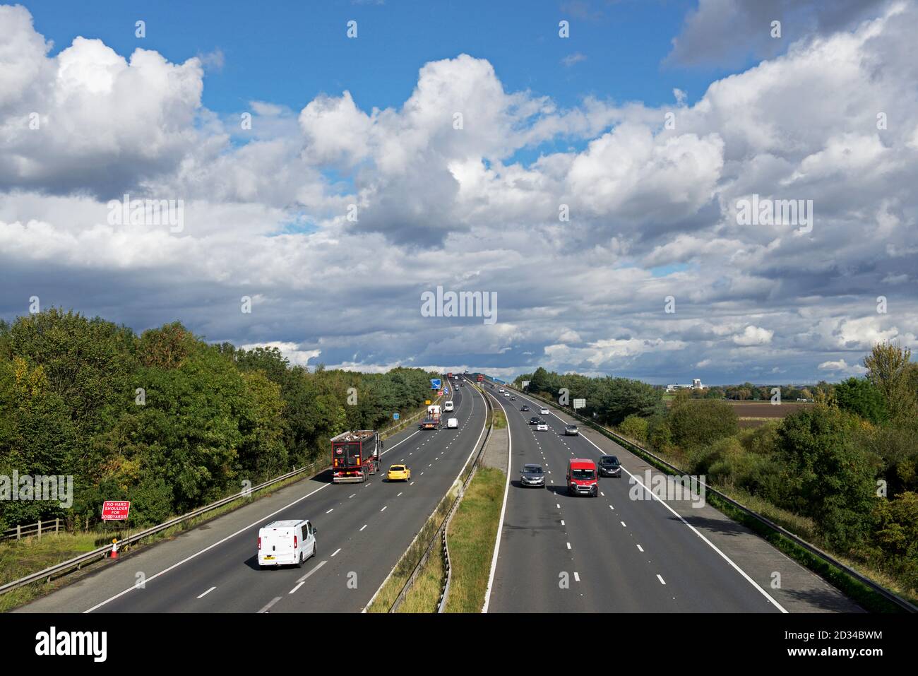 Traffico sull'autostrada M62, mentre attraversa il fiume Ouse sul ponte Ouse, tra Howden e Goole, East Yorkshire, Inghilterra UK Foto Stock