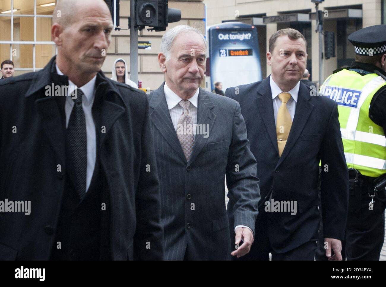 L'ex capo esecutivo di Rangers Charles Green (centro) arriva alla High Court di Edimburgo prima di un caso di audizione preliminare nella squadra di calcio di Rangers. Foto Stock