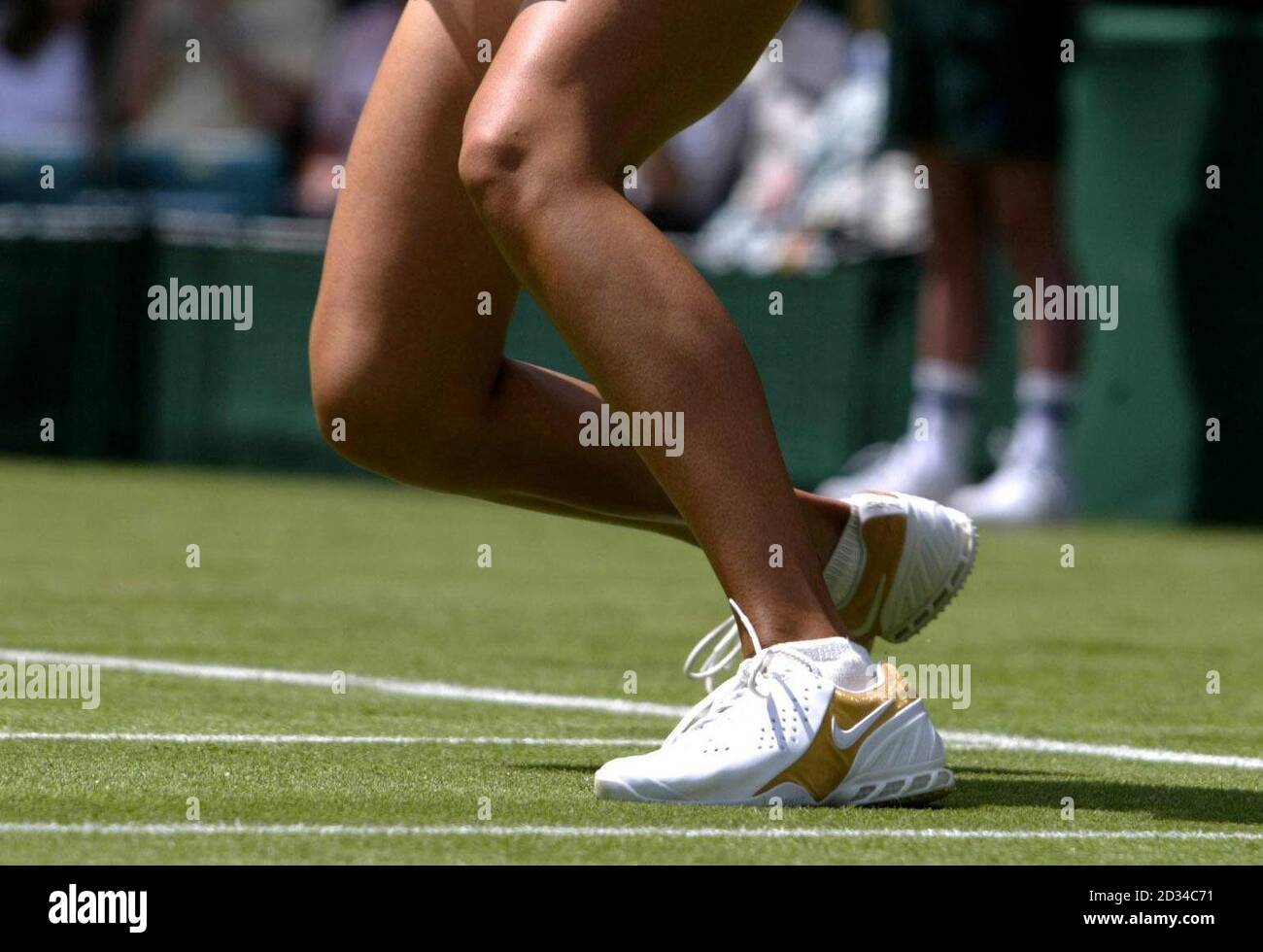 Maria Sharapova della Russia indossa le sue nuove scarpe da tennis con macchie d'oro. Foto Stock