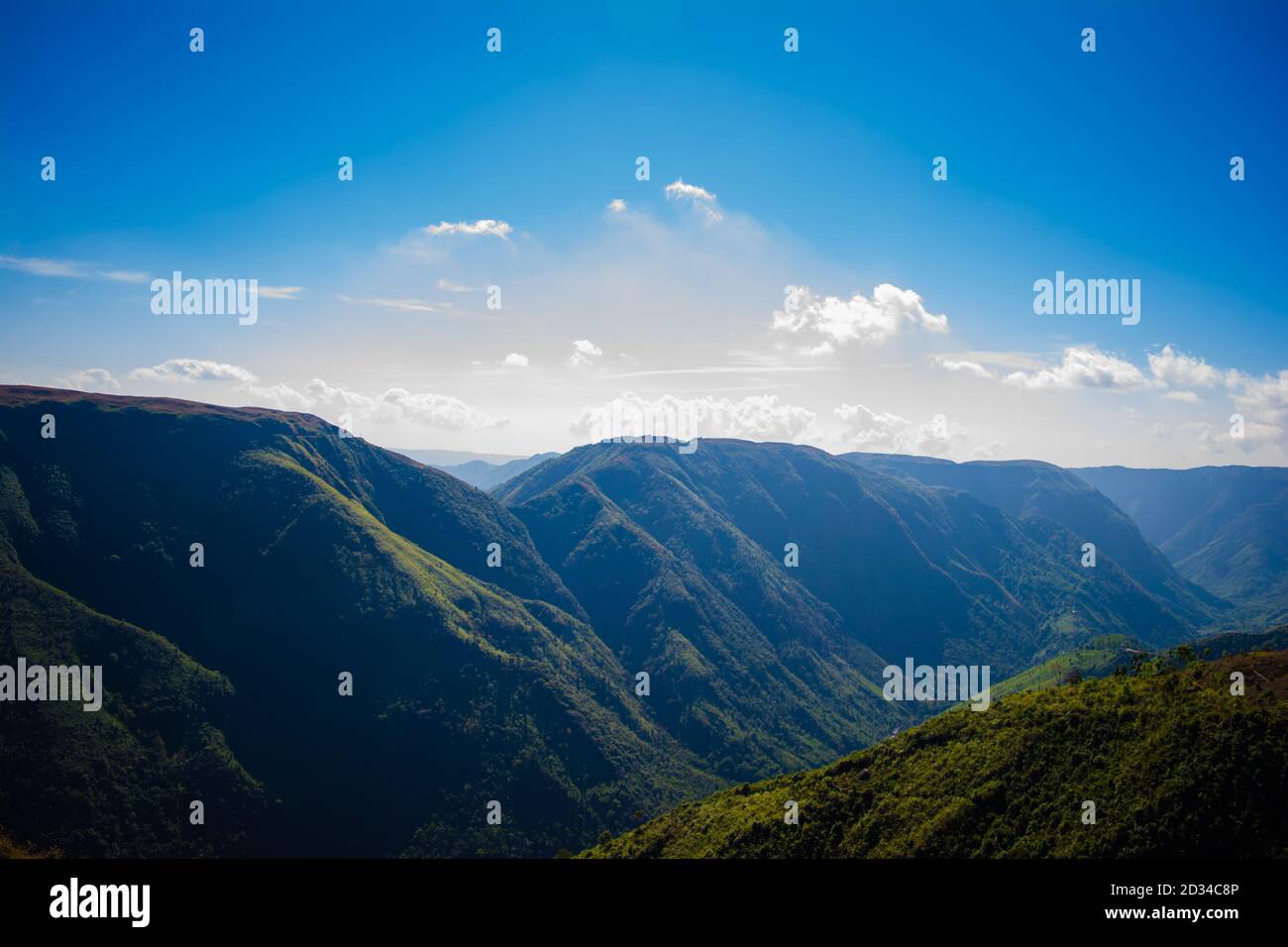 Vista naturale delle montagne ripiegate e delle verdi valli lussureggianti con cielo limpido e nuvole di Cherrapunji, Megalaya, India del Nord Est Foto Stock