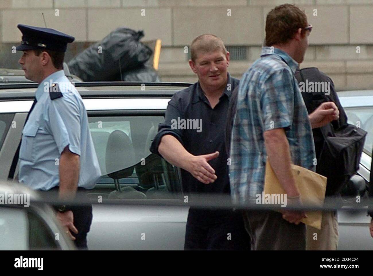 Uno dei cinque uomini maya ha incarcerato per disprezzo del tribunale all'inizio di questo mese, dopo aver ostacolato la costruzione di un gasdotto Shell, si ferma per scuotere la mano di un giletto, prima di essere riportato in carcere, dopo una menzione al Tribunale penale centrale. Foto Stock