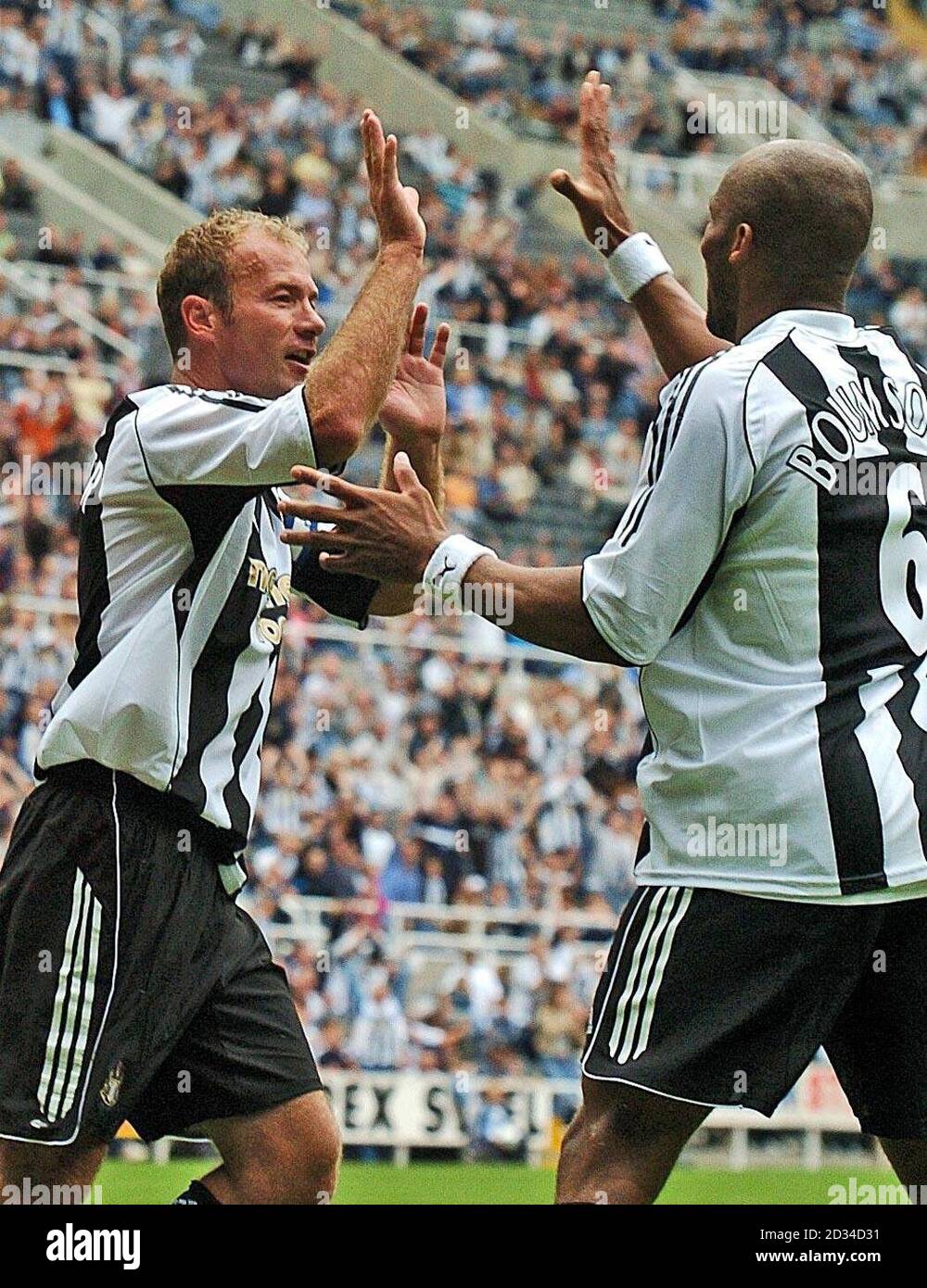 Alan Shearer di Newcastle United celebra il suo secondo obiettivo contro FK ZTS Dubnica, con il compagno di squadra Jean Alain Boumsong (R). Foto Stock