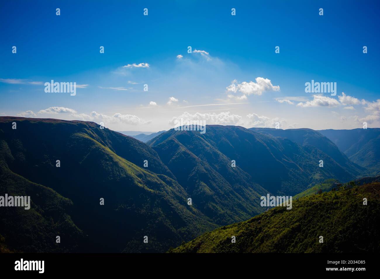 Vista naturale delle montagne ripiegate e delle verdi valli lussureggianti con cielo limpido e nuvole di Cherrapunji, Megalaya, India del Nord Est Foto Stock