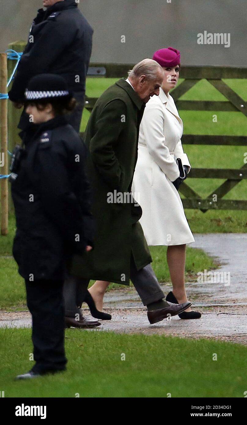 Il duca di Edimburgo e la principessa Eugenie arrivano alla chiesa di Santa Maria Maddalena sulla Sandringham Estate, Norfolk per un servizio di chiesa mattutina. Foto Stock