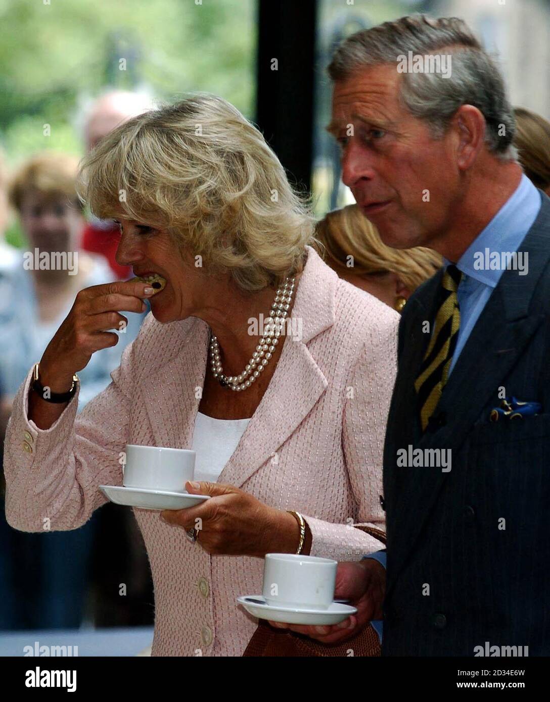 Tè pomeridiano e scones per il Principe del Galles e la Duchessa di Cornovaglia durante la loro visita a Richmond nel North Yorkshire, mercoledì. PREMERE ASSOCIAZIONE foto. Il credito fotografico dovrebbe essere: John Giles/PA/WPA Rota Foto Stock