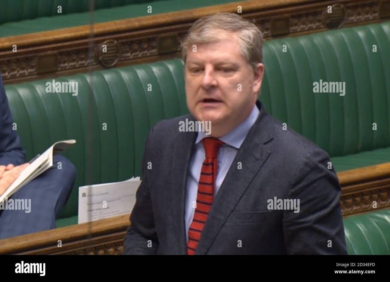 Il leader di SNP Westminster Angus Robertson nella House of Commons rende omaggio alla Regina Elisabetta II per celebrare il suo 90° compleanno. Foto Stock