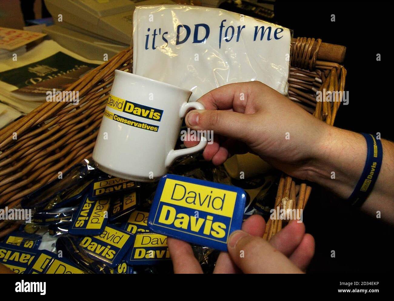 Mugs.Wrist band badge e T-shirt sono stati solo alcuni degli articoli in vendita che supportano David Davis nella sua offerta di Leadership del Partito alla Conferenza conservativa a Blackpool oggi, Lunedi 3 ottobre 2005. Vedi PA Story TORY Sonds. PRESS ASSOCIATION PHOTO Credit dovrebbe leggere John Giles/PA Foto Stock