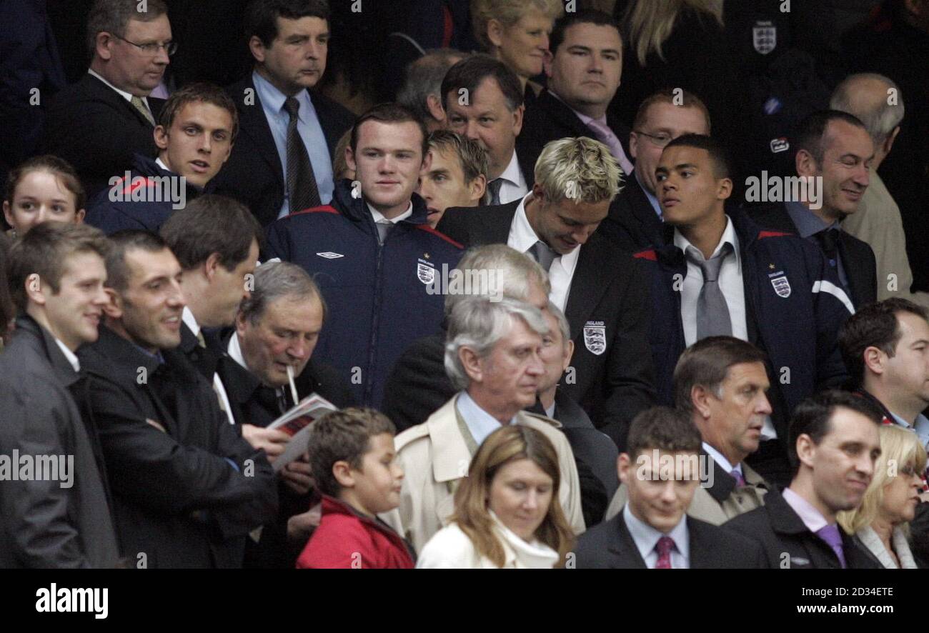 Inghilterra (da sinistra a destra) Stephen Warnock, Wayne Rooney, Alan Smith e Kieron Dyer osservano dalle tribune durante la partita di qualificazione della Coppa del mondo contro l'Austria a Old Trafford, Manchester, sabato 8 ottobre 2005. PREMERE ASSOCIAZIONE foto. Il credito fotografico dovrebbe essere: Phil Noble/PA. QUESTA IMMAGINE PUÒ ESSERE UTILIZZATA SOLO NEL CONTESTO DI UNA FUNZIONE EDITORIALE. NESSUN UTILIZZO DI SITI WEB/INTERNET A MENO CHE IL SITO NON SIA REGISTRATO PRESSO LA FOOTBALL ASSOCIATION PREMIER LEAGUE. Foto Stock