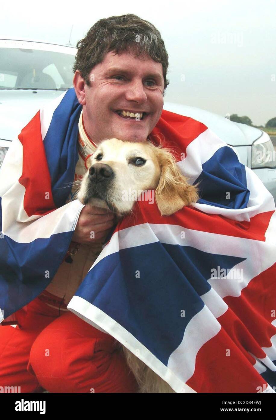 Mike Newman con il suo cane guida Ross dopo il suo nuovo record di velocità di terra dei ciechi del mondo di 165.94mph che ha raggiunto a Elvington vicino York oggi, Martedì. 11 Ottobre 2005. Vedi PA Storia AVVENTURA STAMPA cieca ASSOCIAZIONE FOTO. IL CREDITO FOTOGRAFICO DOVREBBE LEGGERE John Giles/PA Foto Stock