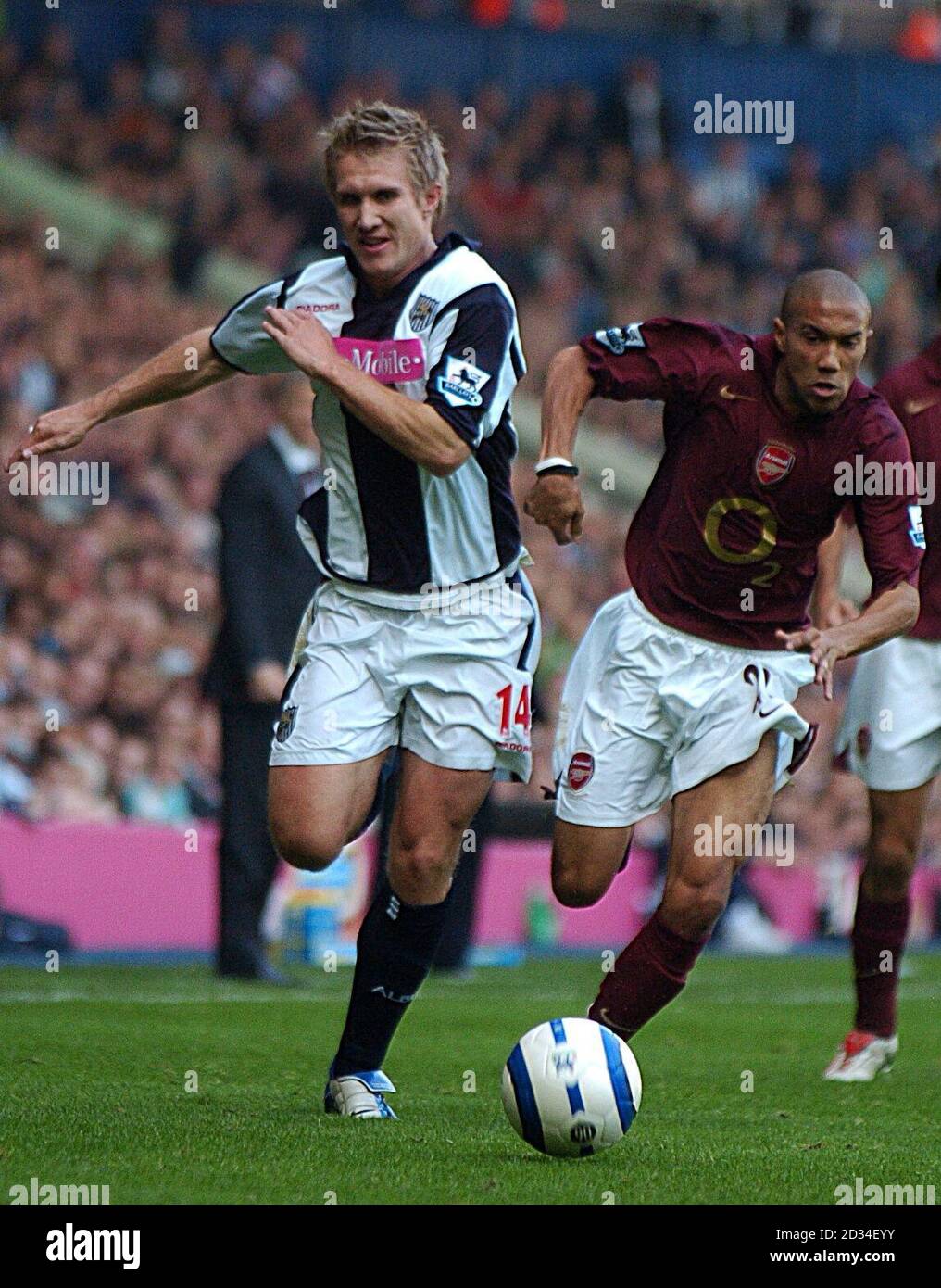 West Bromwich Albion's Martin Albrechtsen e Arsenal's Gael Clichy Foto Stock