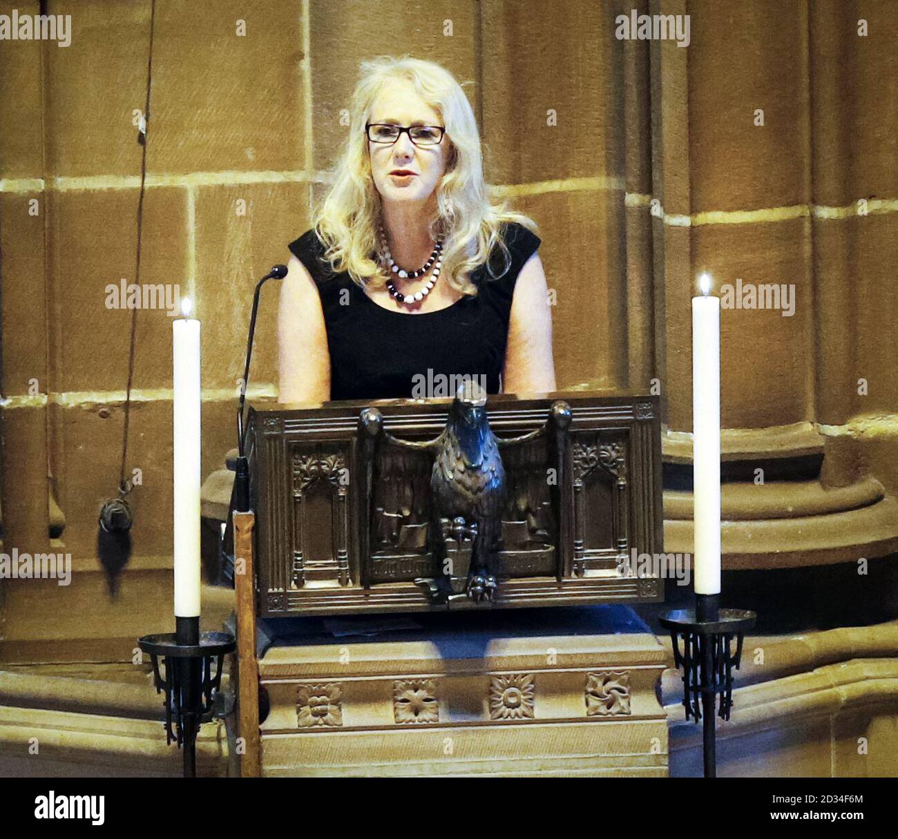 Martine Anne Fleming parla durante il funerale della scrittrice televisiva Carla Lane si svolge nella Cattedrale di Liverpool. Foto Stock