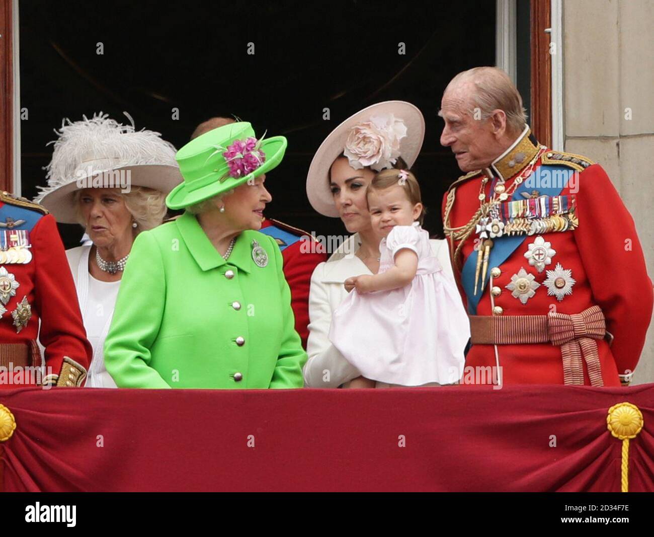 (Da sinistra a destra) la duchessa di Cornovaglia, la Regina Elisabetta II, la Duchessa di Cambridge con la Principessa Charlotte, e il Duca di Edimburgo a guardare il flypast dal balcone di Buckingham Palace, durante il Trooping il colore cerimonia per la regina ufficiale novantesimo compleanno, nel centro di Londra. Foto Stock