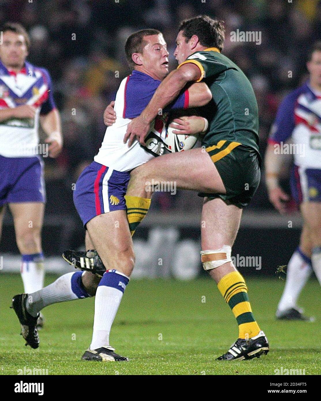 Richard Horne della Gran Bretagna in azione contro Danny Buderus (R) dell'Australia durante la partita dei Gillette Tri-Nations al KC Stadium di Hull, sabato 19 novembre 2005. PREMERE ASSOCIAZIONE foto. Il credito fotografico dovrebbe essere: Martin Rickett/PA. ***SOLO PER USO EDITORIALE - NESSUN USO DI TELEFONIA MOBILE O INTERNET FINO AD UN'ORA DOPO LA CONCLUSIONE DEL GIOCO*** Foto Stock