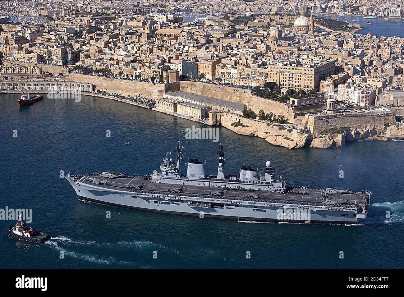 In precedenza non è stata pubblicata una foto datata 20/11/05 di HMS Illustrious che arrivava nel Grand Harbour, Valetta, Malta prima della visita della Regina Elisabetta II all'isola. La Regina arriverà a Malta mercoledì 23 novembre 2005 per un soggiorno di quattro giorni sulla piccola isola mediterranea in stretta sicurezza. La sua prima visita nell'arcipelago per 13 anni includerà l'apertura del vertice dei leader del Commonwealth più avanti questa settimana. Sarà il primo viaggio d'oltremare della Regina dai bombardamenti del 7 luglio a Londra. Visita PA Story ROYAL Malta. PREMERE ASSOCIAZIONE foto. Il credito fotografico dovrebbe essere: Russell-St Foto Stock