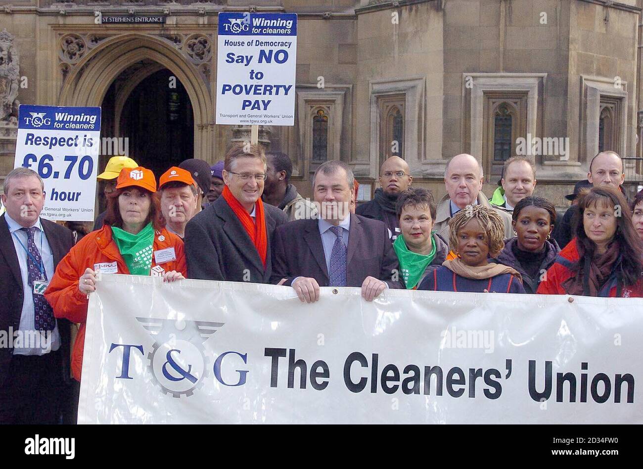 IL Segretario Generale TUC, Brendan Barber (centrowith blue tie) e Philip Jennings, Segretario Generale dell'Unione globale UNI (red sciarpa) si uniscono a una delegazione di pulitori di tutti i Parlamenti europei mentre manifestano al di fuori della Camera dei Comuni, Londra, mercoledì 23 novembre, 2005 per sostenere le pulizie della camera in disputa su salari bassi e condizioni di scarsa qualità. Vedere la storia di PA PULITORI DI SETTORE. PREMERE ASSOCIAZIONE foto. Il credito fotografico dovrebbe essere: Michael Stephens/PA Foto Stock