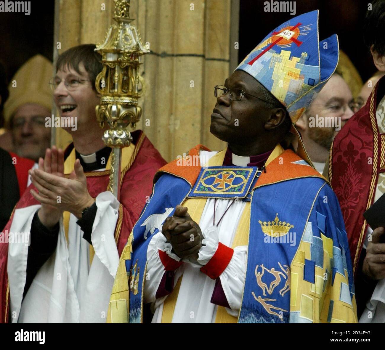 L'Arcivescovo John Sentamu, il nuovo Arcivescovo di York, si aggrappò e guarda al cielo dopo il suo servizio di intronizzazione come il 97° Arcivescovo di York, mercoledì 30 novembre 2005. Vedi PA storia RELIGIONE arcivescovo. PREMERE ASSOCIAZIONE foto. Il credito fotografico dovrebbe essere: John Giles / PA. Foto Stock