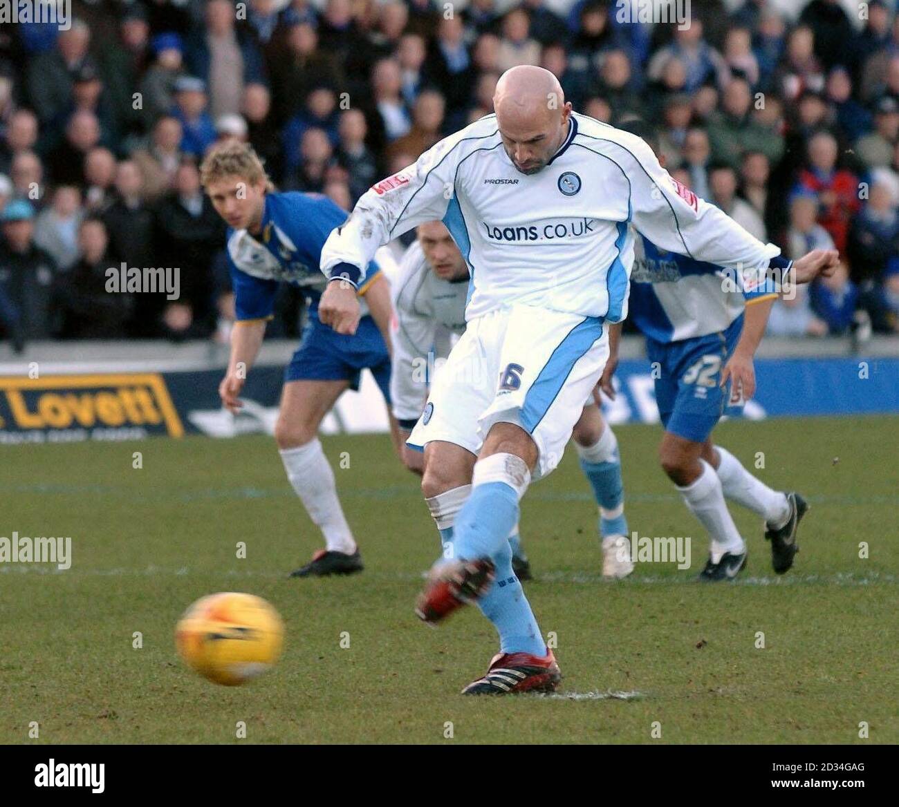 Tommy Mooney di Wycombe Wanderers ha rubato a casa una penalità contro Bristol Rover durante la partita della Coca Cola League One al Memorial Stadium di Bristol, sabato 31 dicembre 2005. PREMERE ASSOCIAZIONE foto. Il credito fotografico dovrebbe essere: Neil Munns/PA. QUESTA IMMAGINE PUÒ ESSERE UTILIZZATA SOLO NEL CONTESTO DI UNA FUNZIONE EDITORIALE. NESSUN UTILIZZO NON UFFICIALE DEL SITO WEB DEL CLUB. Foto Stock