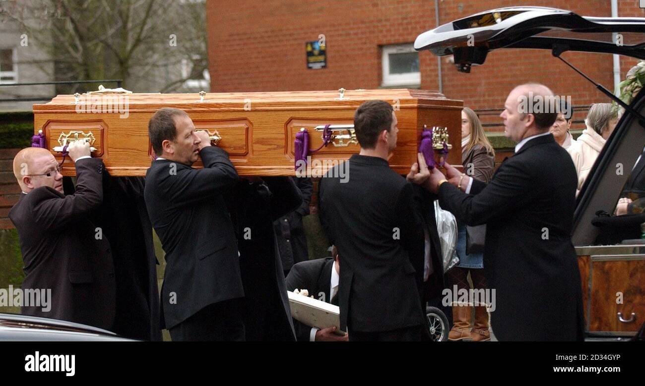 La processione funeraria per Joseph Ryan, che è stato sparato a Rutherglen vicino a Glasgow nel novembre dello scorso anno, arriva alla Cappella Columbkillies in Rutherglen, giovedì 26 gennaio 2006. La polizia ha esortato il pubblico a rompere il silenzio per la sparatoria mortale di oggi, mentre la vittima è stata posta a riposo. Vedi la storia della PA SCOTLAND Ryan. PREMERE ASSOCIAZIONE foto. Il credito fotografico dovrebbe essere: Danny Lawson /PA. Foto Stock