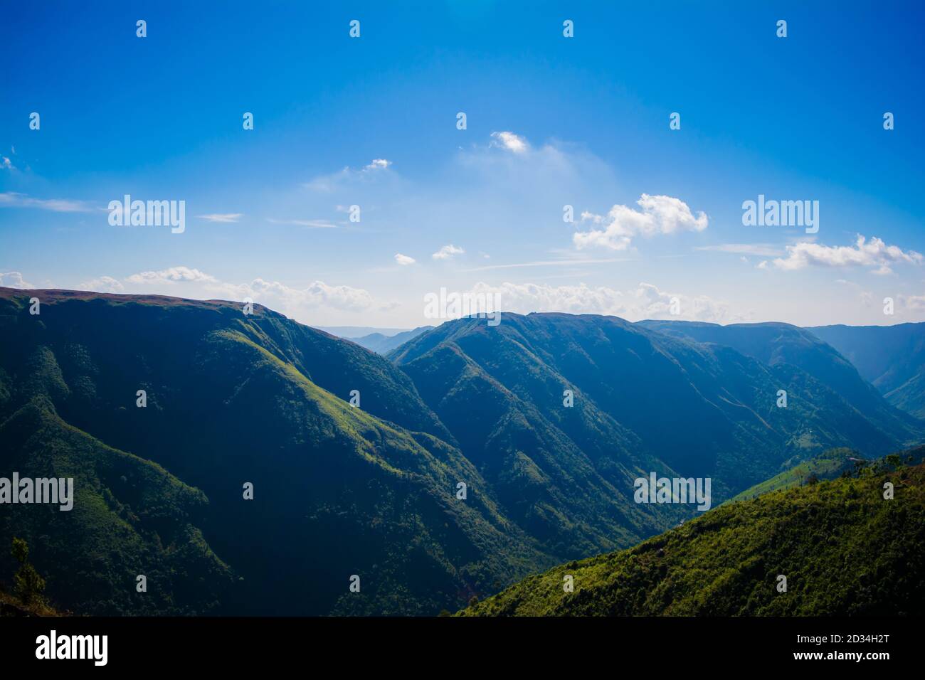 Vista naturale delle montagne ripiegate e delle verdi valli lussureggianti con cielo limpido e nuvole di Cherrapunji, Megalaya, India del Nord Est Foto Stock