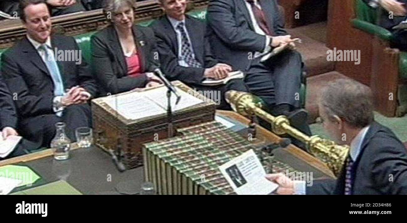 Il primo ministro britannico Tony Blair legge un documento in risposta a una domanda del leader del partito conservatore David Cameron alla Camera dei Comuni di Londra, durante le interrogazioni del primo ministro. Foto Stock