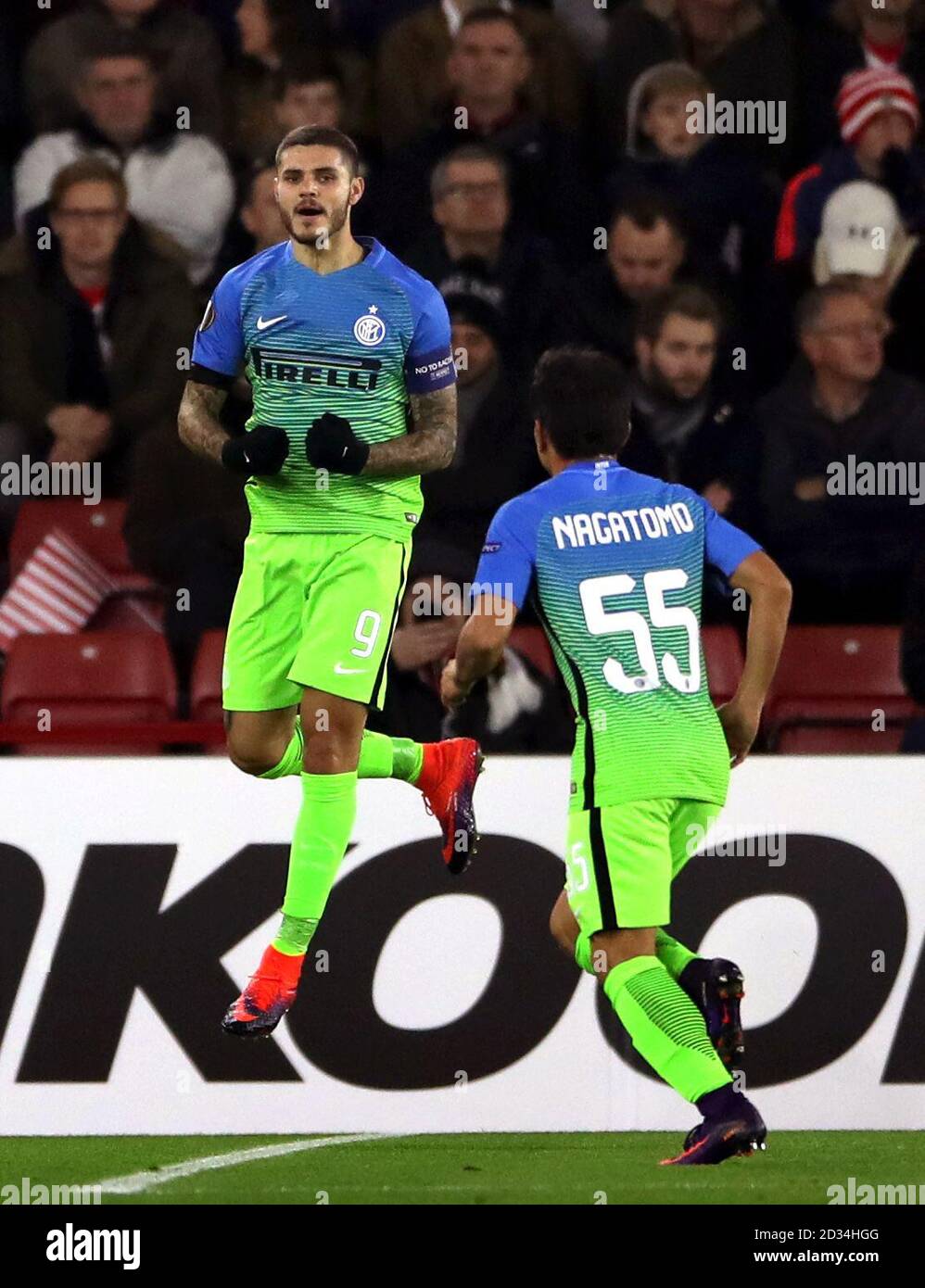 Mauro Icardi (a sinistra) di Inter Milan celebra il primo posto della sua parte obiettivo del gioco Foto Stock