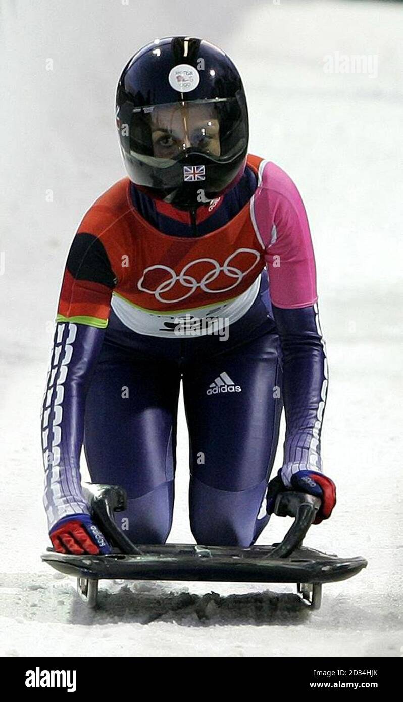 Shelley Rudman della Gran Bretagna al traguardo durante la sua prima corsa nell'evento femminile delle Olimpiadi invernali di Torino, giovedì 16 febbraio 2006. Vedere la storia della PA OLIMPIADI invernali. PREMERE ASSOCIAZIONE foto. Il credito fotografico dovrebbe essere: Andrew Milligan/PA. Foto Stock