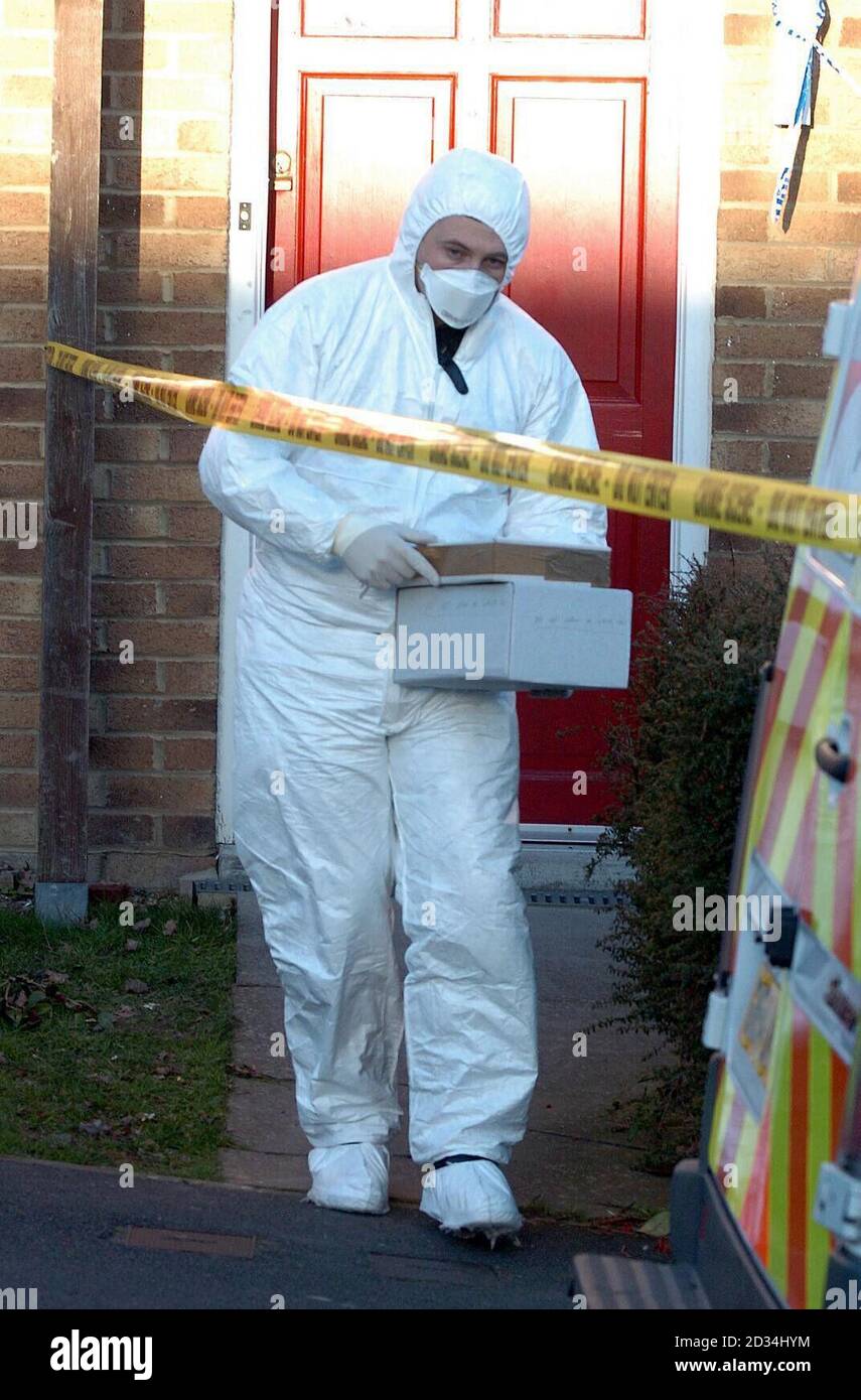 Un ufficiale forense della polizia cerca una casa a Lambersart Close, vicino a Southborough in Kent, domenica 26 febbraio 2006, come la ricerca dei ladri di deposito Securitas continua. I detective che indagano il multi-million Pound raid oggi hanno detto che avevano effettuato un 'numero di RAID' durante la notte, come la rete si chiude in sui ladri. La polizia di Kent ha anche affermato di aver compiuto un sesto arresto in relazione all'inchiesta. L'uomo di 49 anni, che si è tenuto ieri, è stato rilasciato in seguito su bail. Vedi storia della polizia di PA Robbery. PREMERE ASSOCIAZIONE foto. Il credito fotografico dovrebbe essere: Michael Stephens/PA. Foto Stock