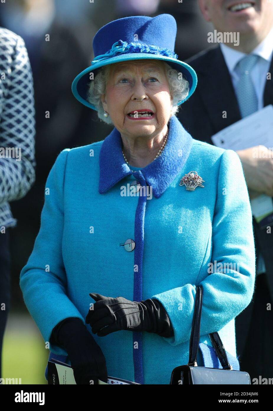 Queen Elizabeth II assiste il Dubai Duty Free Trial di primavera e la festa della birra a Newbury Racecourse in Newbury. Foto Stock