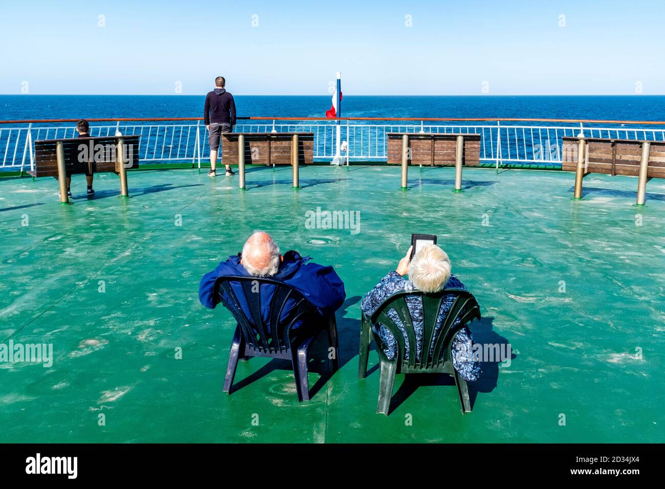 Persone che si rilassano su UN Newhaven a Dieppe Cross Channel Ferry, canale inglese, Regno Unito. Foto Stock