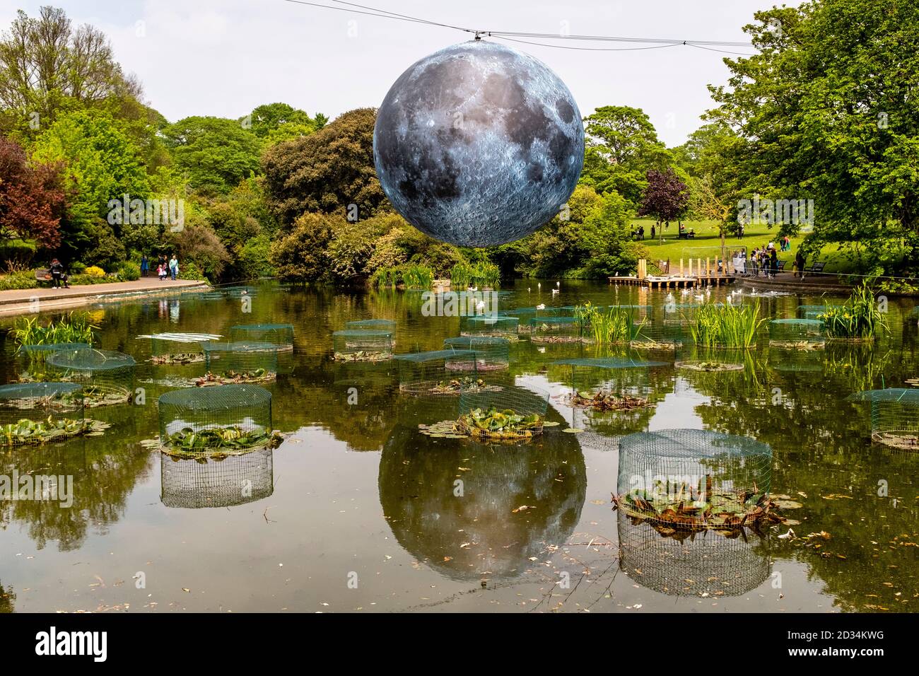Un modello gigante della Luna (Museo della Luna di Luke Jerram) sorge sopra il Queen’s Park Pond durante il Brighton Festival, Brighton, Sussex, Regno Unito Foto Stock