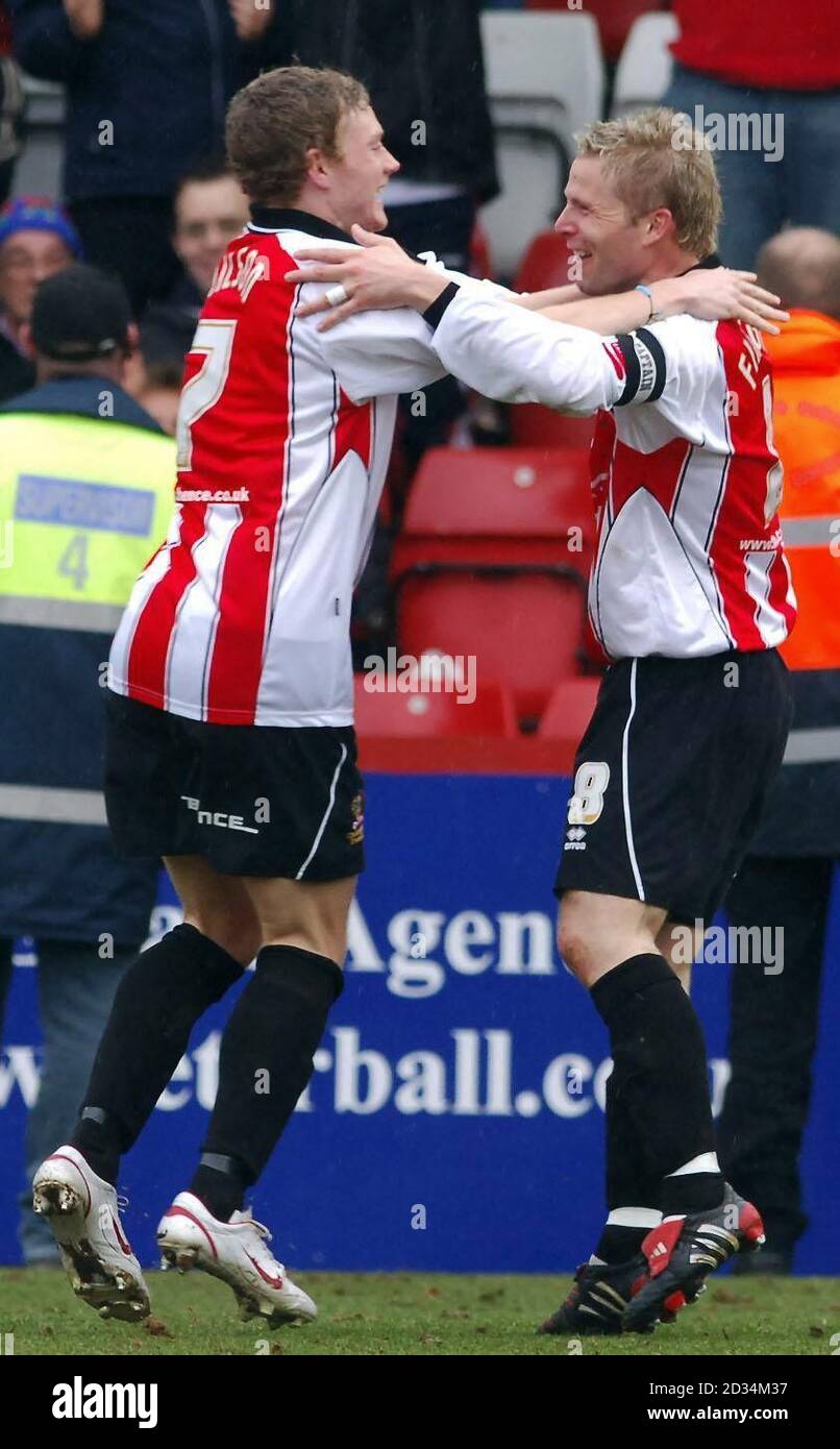 John Finnigan (R) di Cheltenham celebra l'obiettivo di Brian Wilsons contro Rushden & Diamond durante la partita della Coca-Cola League 1 a Whaddon Road, Cheltenham, sabato 25 marzo 2006. PREMERE ASSOCIAZIONE foto. Il credito fotografico dovrebbe essere: Neil Munns/PA. QUESTA IMMAGINE PUÒ ESSERE UTILIZZATA SOLO NEL CONTESTO DI UNA FUNZIONE EDITORIALE. NESSUN UTILIZZO NON UFFICIALE DEL SITO WEB DEL CLUB. Foto Stock