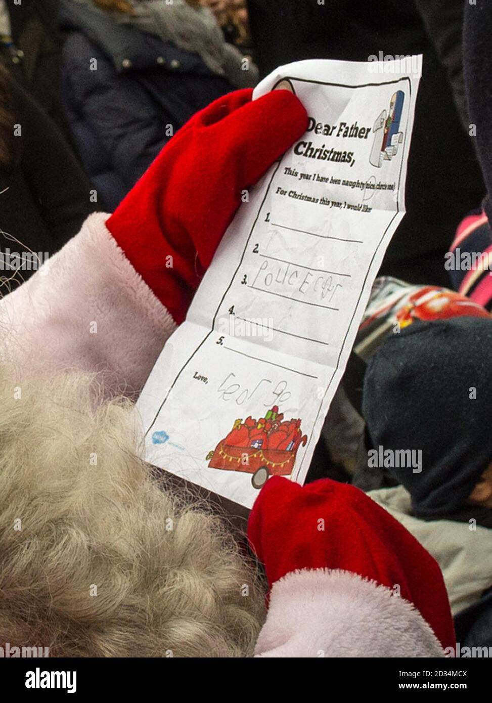 Il Duca di Cambridge mani Prince George Natale la lista dei desideri per un uomo vestito da Babbo Natale nella sua visita al parco Esplanade mercatino di Natale di Helsinki, nel secondo giorno della sua visita di Finlandia. Foto Stock