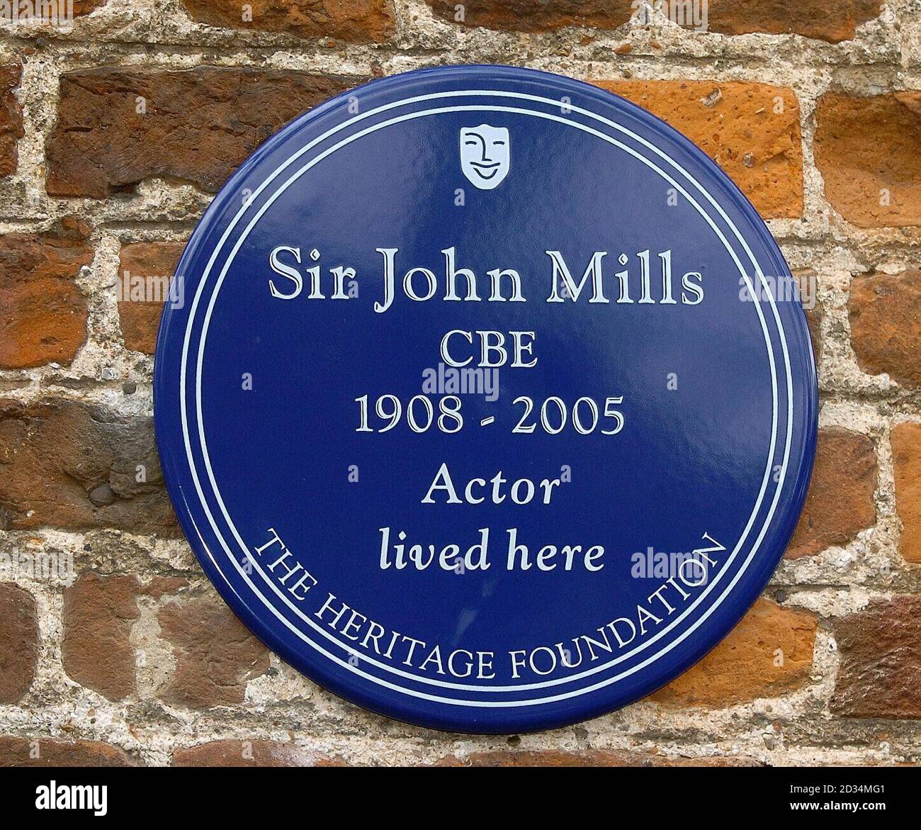 La targa della Blue Heritage Foundation che fu svelata al compianto Sir John Mills nella sua ex casa a Denham, Buckinghamshire domenica 9 aprile 2006. PRESS ASSOCIATION Photo credit should Read: Michael Stephens/PA Foto Stock