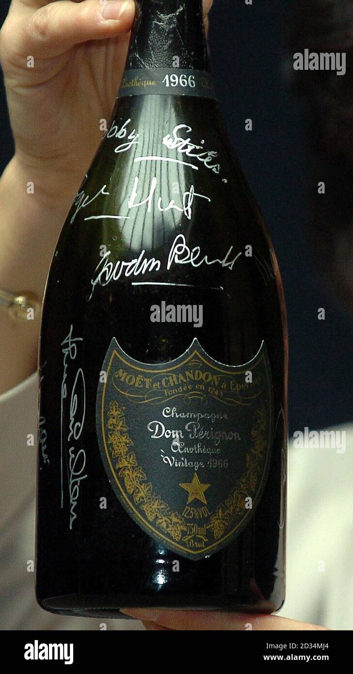 Una bottiglia di Dom Perignon 1966 firmata dalla squadra vincitrice della Coppa  del mondo 1966 in Inghilterra, che sarà venduta per beneficenza a Sotheby's  nel centro di Londra Foto stock - Alamy