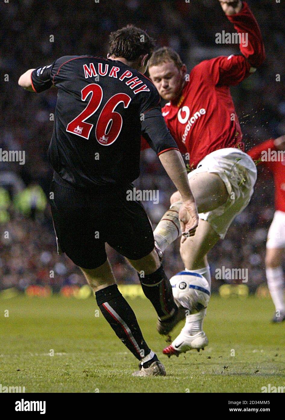 (R-L) Wayne Rooney di Manchester United sfida Daryl Murphy di Sunderland Foto Stock
