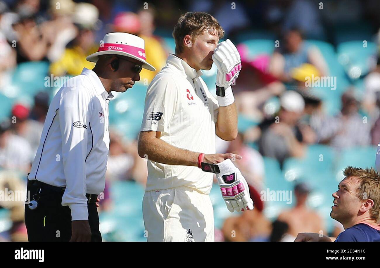 Il Joe Root dell'Inghilterra prende un assassino di dolore dopo essere stato colpito sulla mano durante il giorno quattro della partita di prova di Ashes al campo di cricket di Sydney. Foto Stock