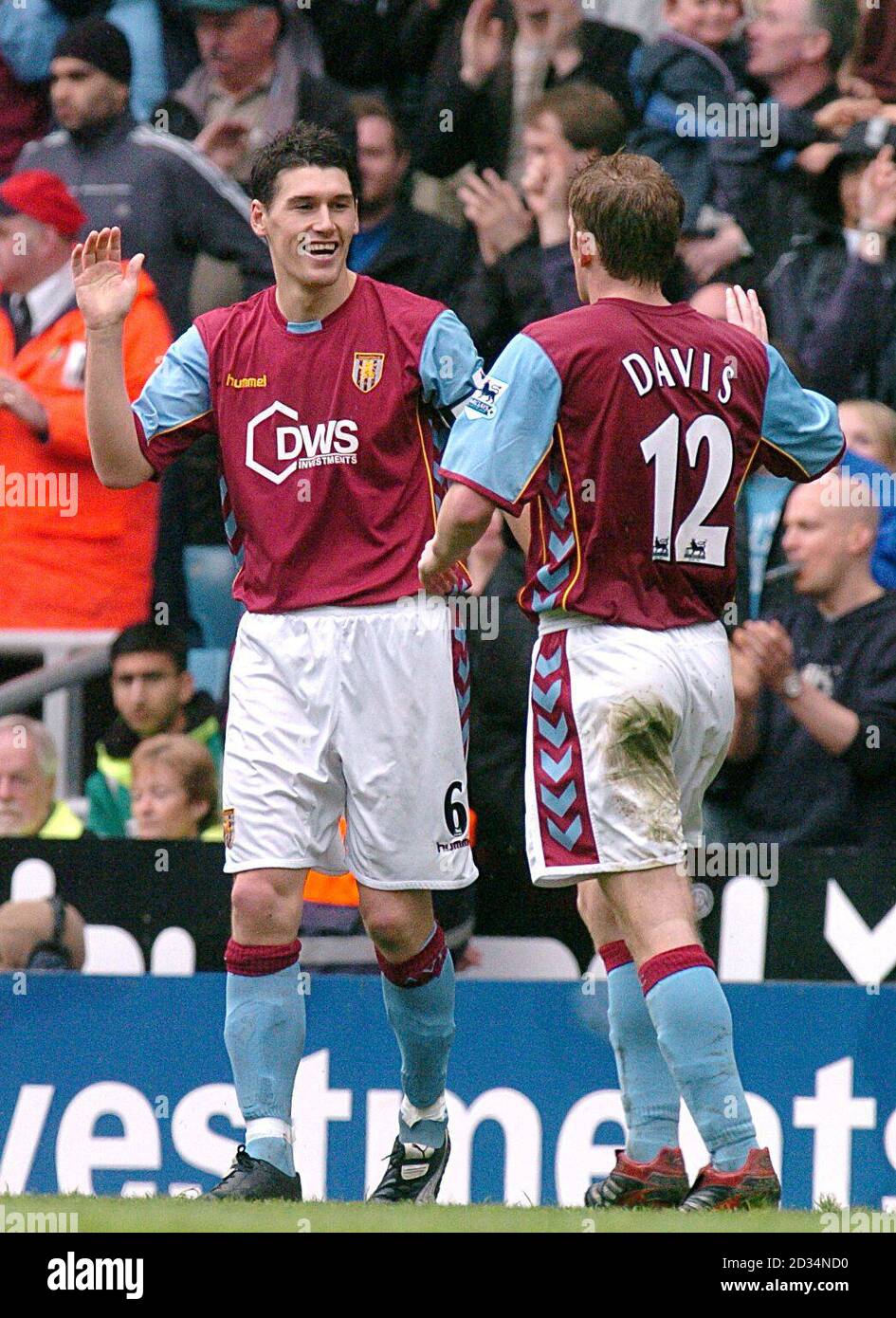 (L-R) Aston Villa Goal Scorer Gareth Barry si congratula con Steven Davis Foto Stock