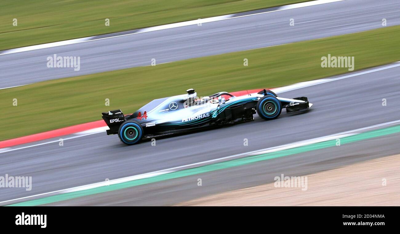 Lewis Hamilton nella nuova Mercedes W09 EQ Power+ durante la Mercedes-AMG F1 2018 Lancio auto a Silverstone, Towcester. Foto Stock