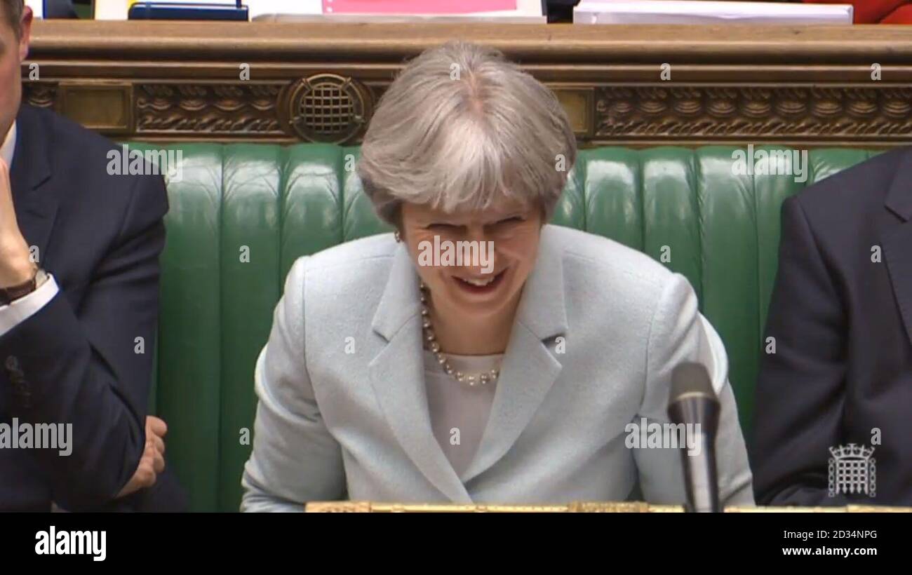 Il primo ministro Theresa May reagisce alla risposta del leader laburista Jeremy Corbyn alla sua dichiarazione alla Camera dei Comuni di Londra, sulla strategia Brexit dei governi. Foto Stock