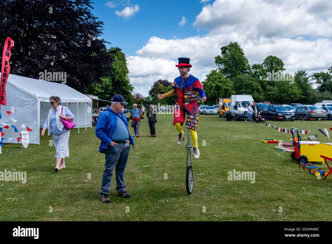 Un intrattenitore Unicyclist suona al Maresfield Village Fete, Maresfield, East Sussex, UK. Foto Stock