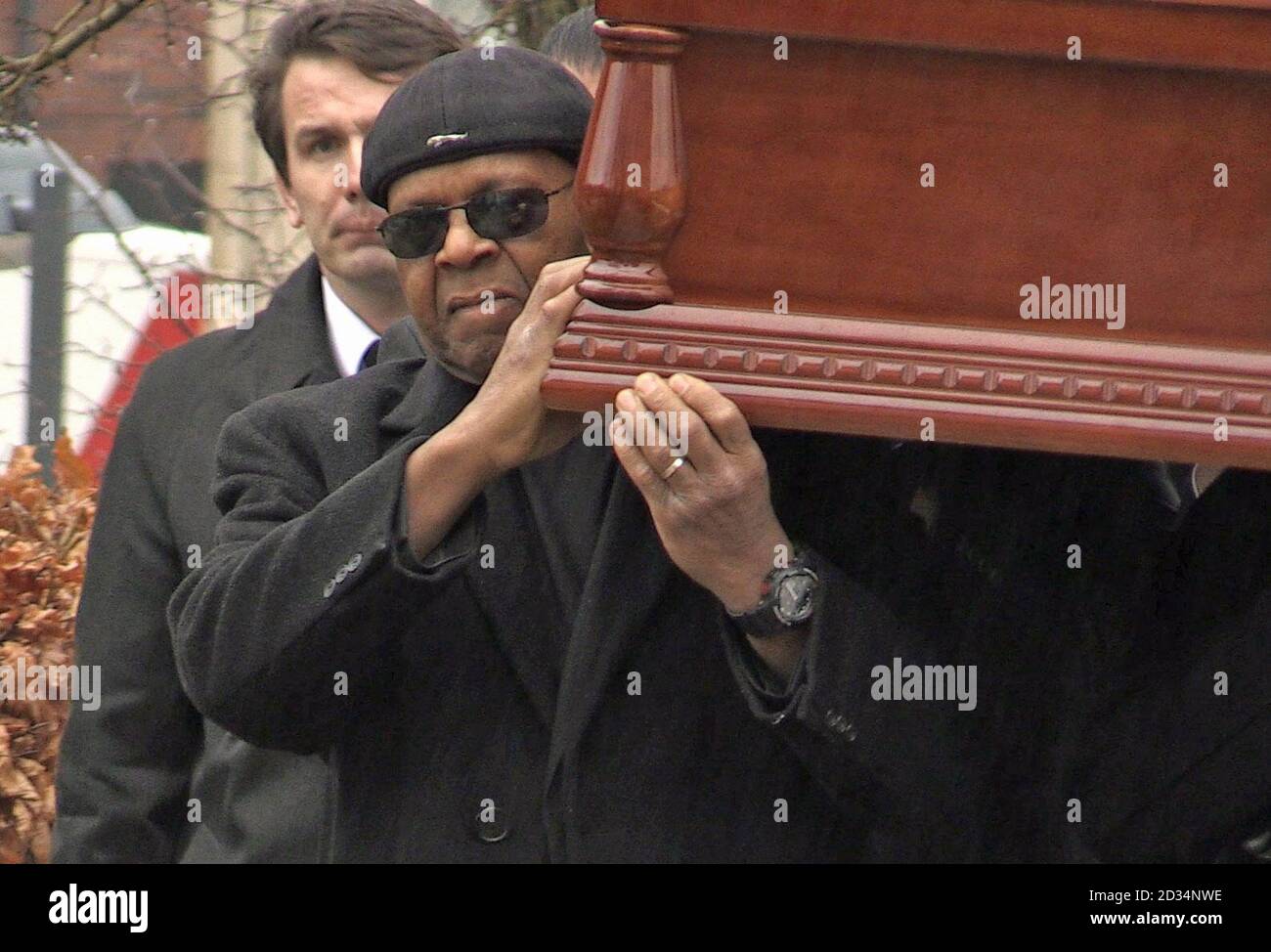 Dave Smith aiuta a portare con sé la bara del suo compagno di band Eddy Amoo alla cattedrale metropolitana di Liverpool, dove amici e familiari del cantante soul si sono riuniti per rendere omaggio il venerdì. Foto Stock
