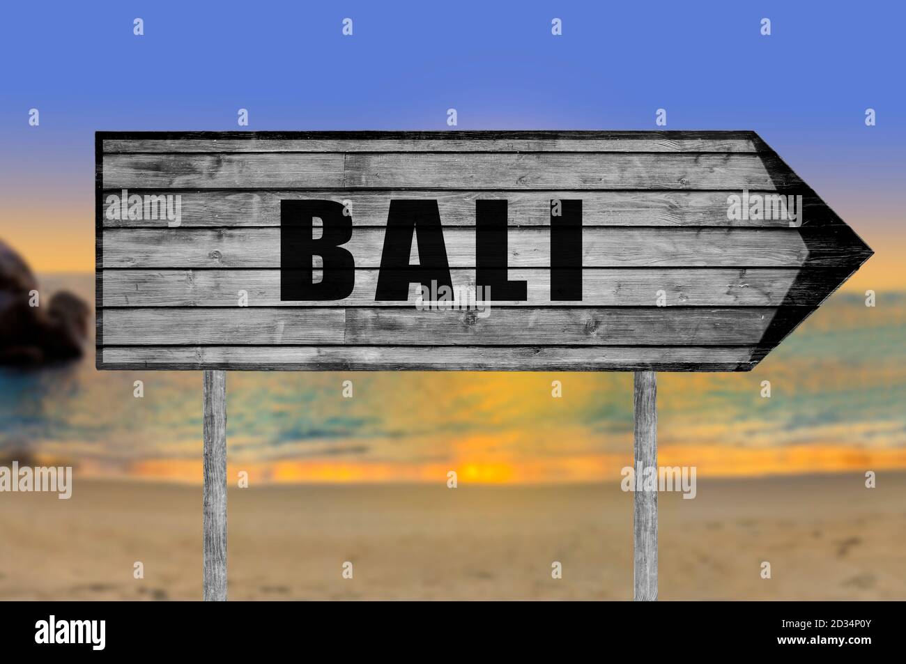 Bali segno di legno con sfondo spiaggia Foto Stock