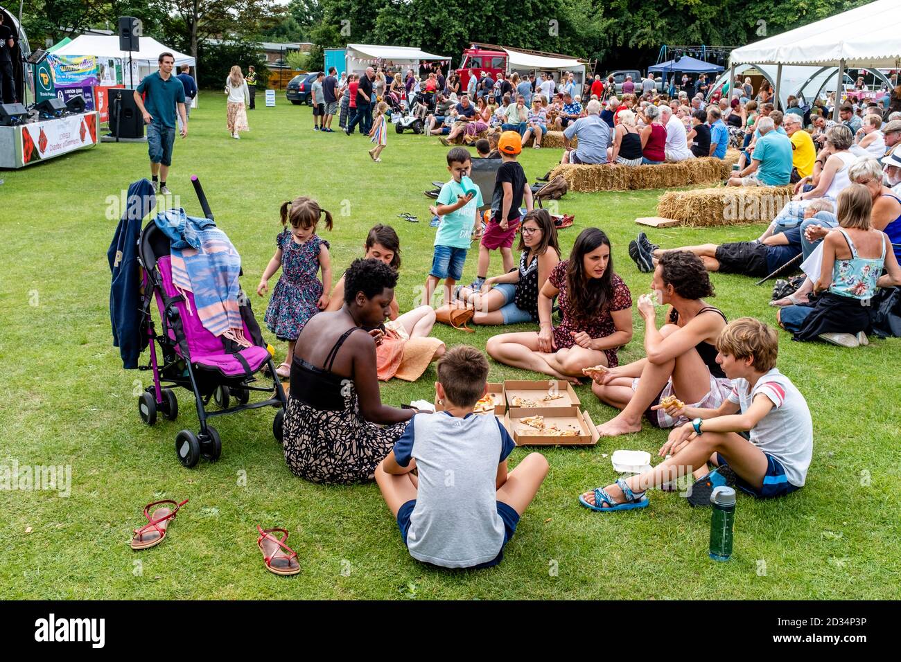 Gente del posto che mangia pizza all'aperto, Uckfield, East Sussex, UK. Foto Stock