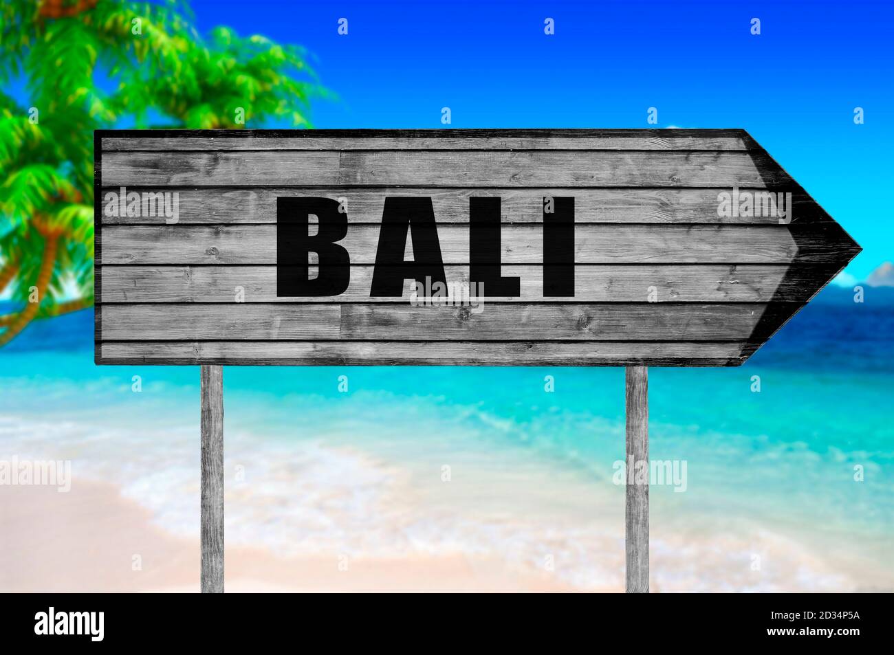 Bali segno di legno con sfondo spiaggia Foto Stock